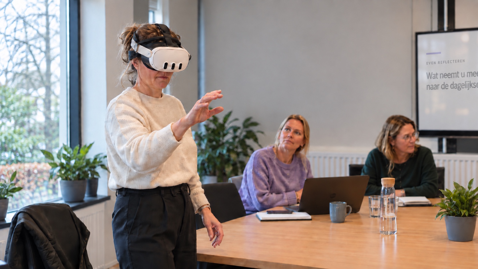 Een zorgprofessional met een mixed-realitybril in een zorgomgeving
